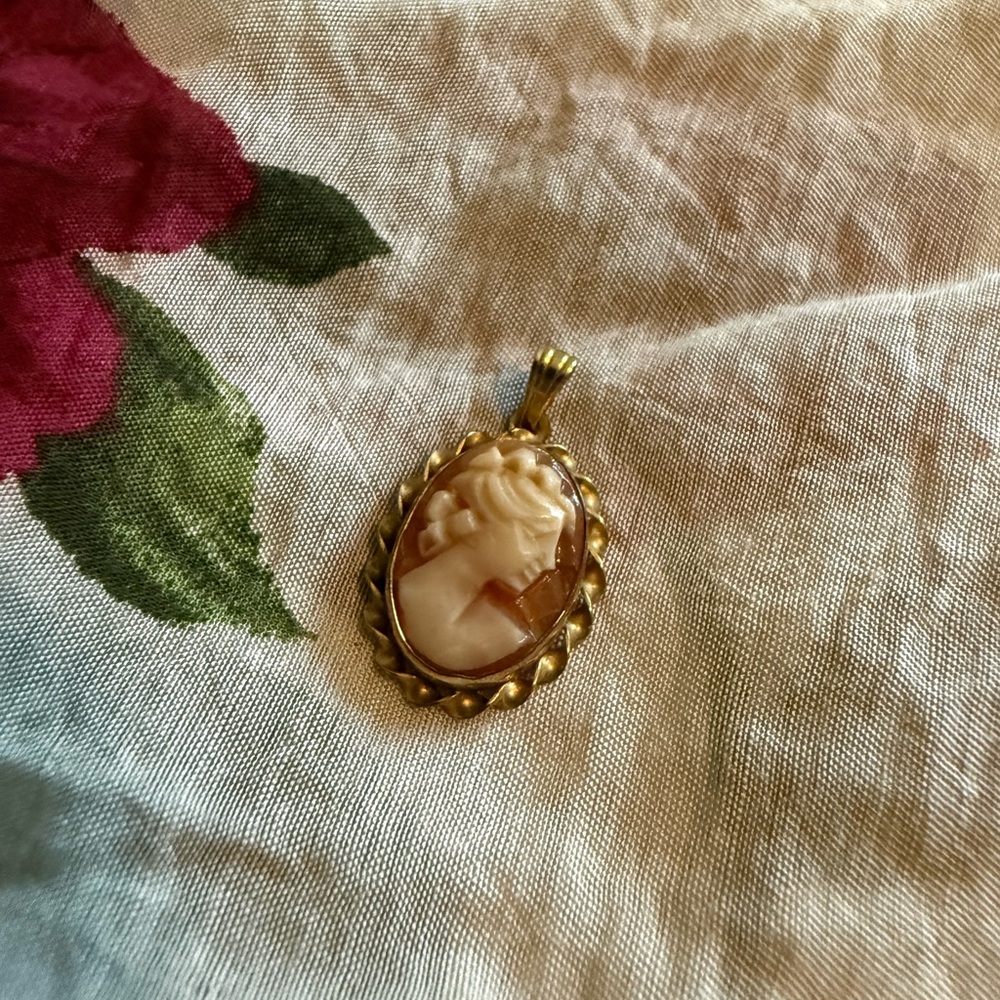 Vintage Gold Cameo Pendant